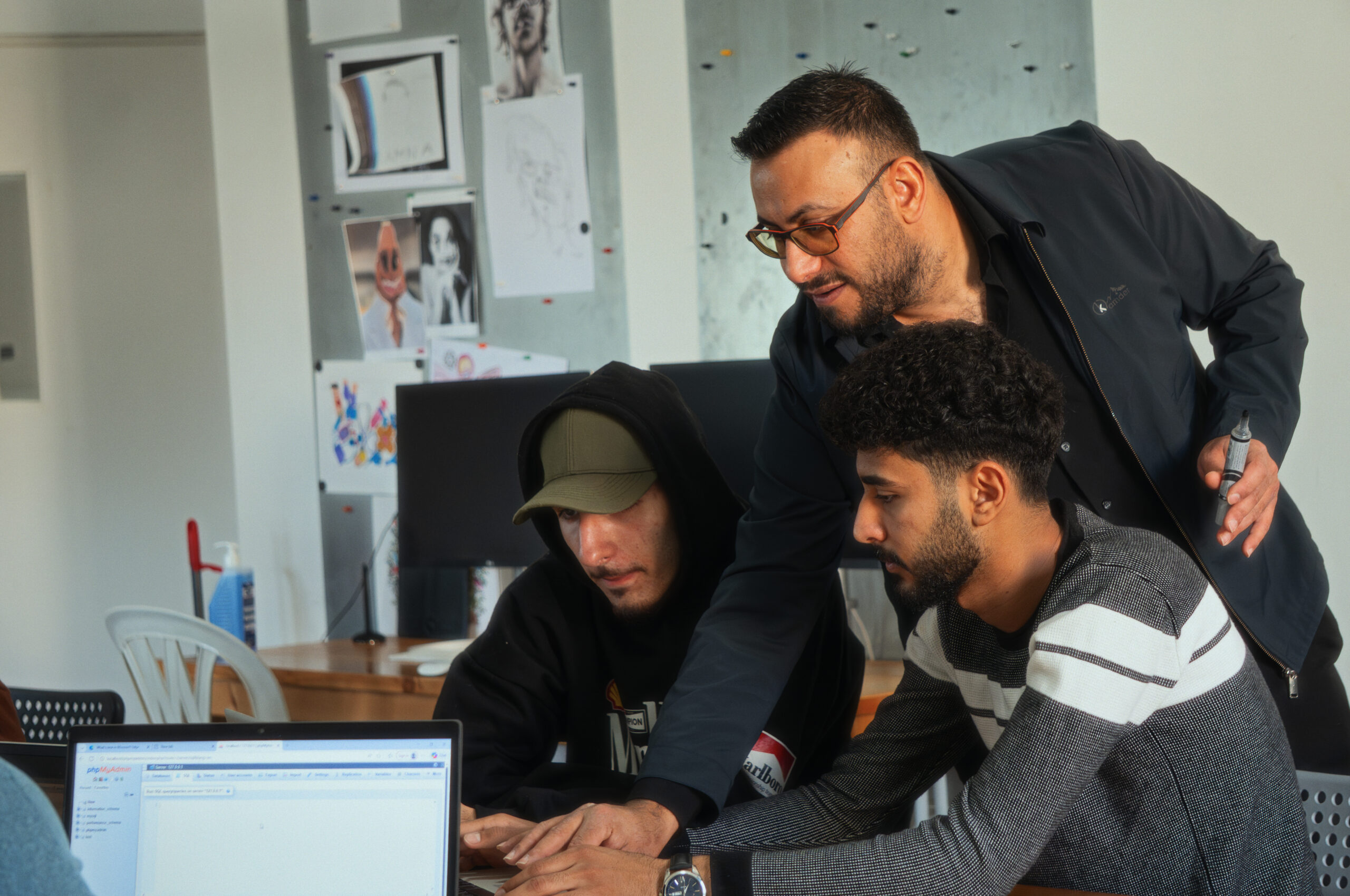 MEU students learning and working with computing technology